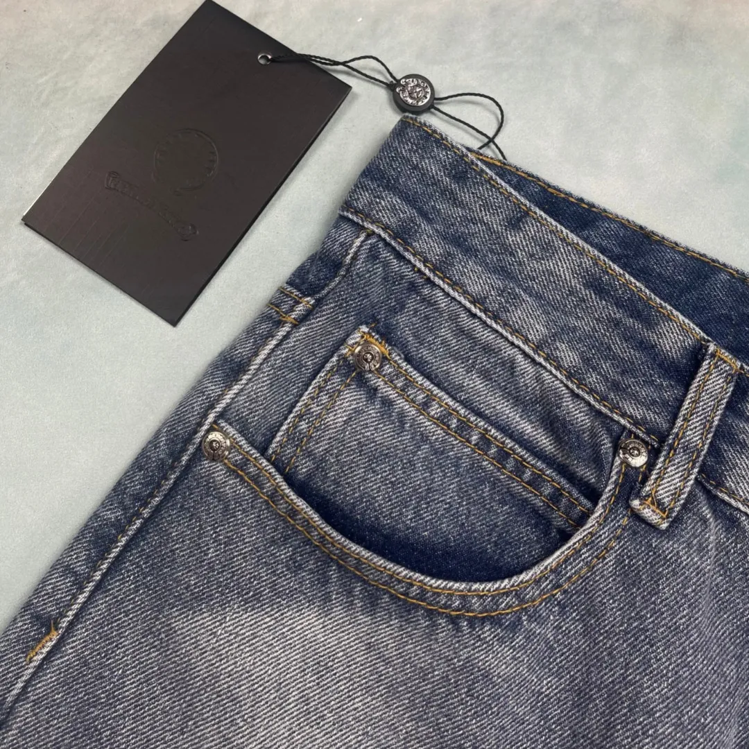 🅿️290 🔘Style number-KL163 🔘Croxin 𝐂𝐡𝐫𝐨𝐦𝐞 𝐇𝐞𝐚𝐫𝐭 city limited Sanskrit cross patch leather jeans* This Croxin city limited series of jeans is a very popular limited edition in the fashion circle! It is made of classic blue denim, which has a great texture, is crisp and soft, and is extremely durable. The colorful crosses and letter patterns on the pants are so eye-catching. The crosses are available in blue and white, and are presented through exquisite craftsmanship. They have a strong three-dimensional effect and the colors are not easy to fade. The letter pattern is exquisite and paired with the cross, it is full of fashion. In terms of production technology, Croxin has always pursued perfection. The wiring is neat, the hardware accessories are customized, and the buttons, zippers, etc. all have Croxin's signature details, giving it a full sense of luxury. The straight version doesn't matter the shape of your legs. It looks good on both thick and thin legs, and it's super versatile. The matching suggestions are as follows: Street fashion style: Wear a loose white hooded sweatshirt on the upper body, a black Crow Heart leather jacket, black high-top Converse or Martin boots, and then put on a Crow Heart silver necklace or ring to look cool and handsome. Casual fashion style: Pair with a solid-color short-sleeved T-shirt, such as black, white and gray, which looks great. Wear white Nike sneakers and carry a heart-shaped crossbody bag. It is comfortable and fashionable for daily outings. Retro personality style: Wear a floral shirt tucked into the waistband, and pair with retro western boots or designer dad shoes to easily create a retro personality atmosphere. These pants are fashionable and versatile. They can also be worn as a couple's style. They are so eye-catching when out on the street! Trend lovers don’t miss it!  Size: S M L XL (28.30.32.34) Color: Blue